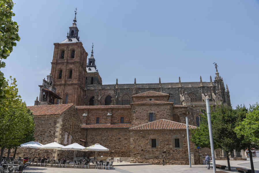León 007 - Astorga - catedral de Santa María de Astorga.jpg